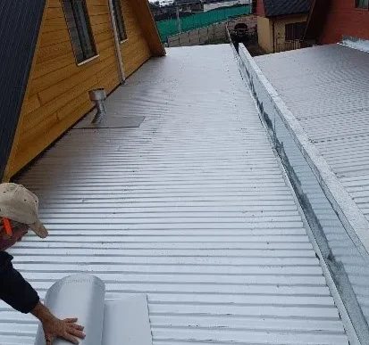 Trabajo en techo - ZetaFuturo Construcciones SPA